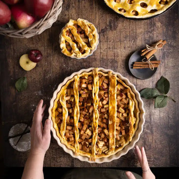 Apfelkuchen mit Gitterkruste und goldgelber Füllung.