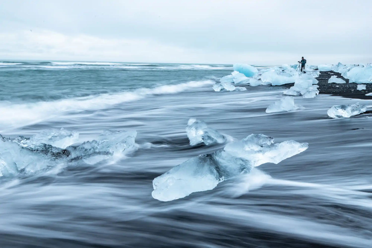 Blaue Eisskulptur am Strand