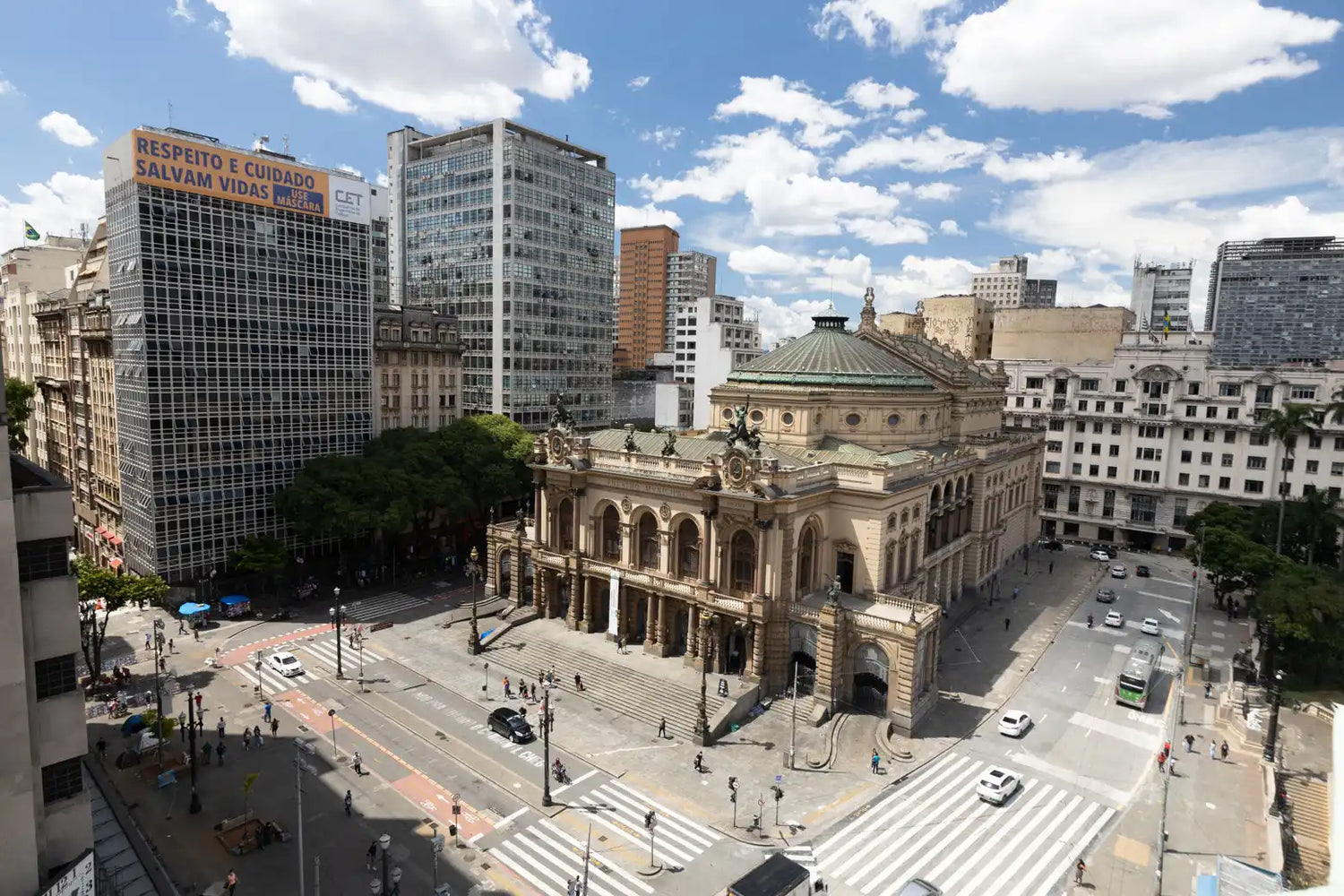 Goldenes kunstvolles Theatergebäude mit klassischer Architektur und Marmorfassade.