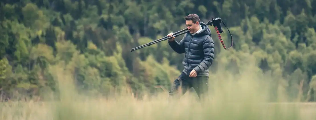 Schwarze und graue Steppjacke mit Kapuze