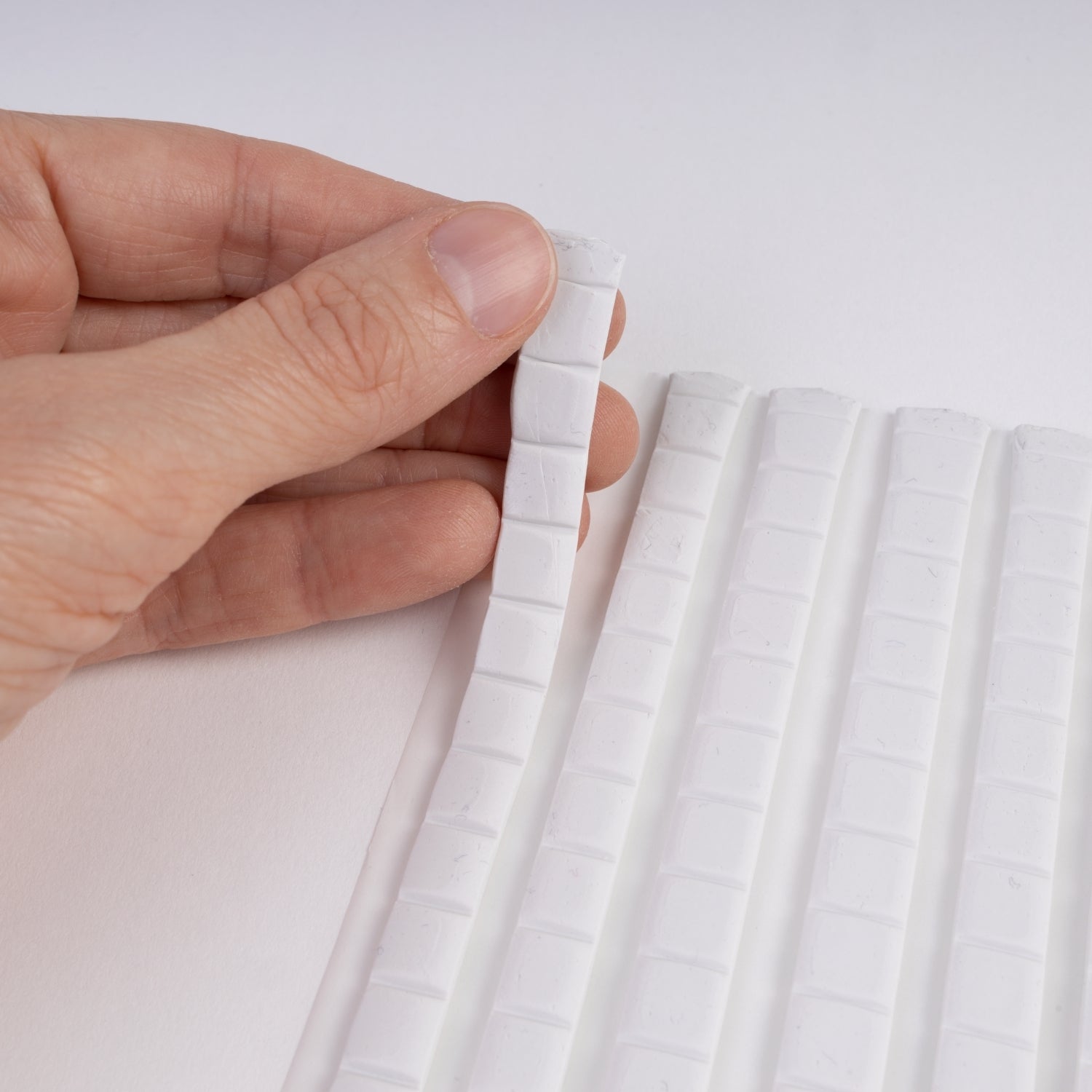 Weiße Klebeknete (96 Stk.) wiederverwendbar & rückstandsfrei ablösbar