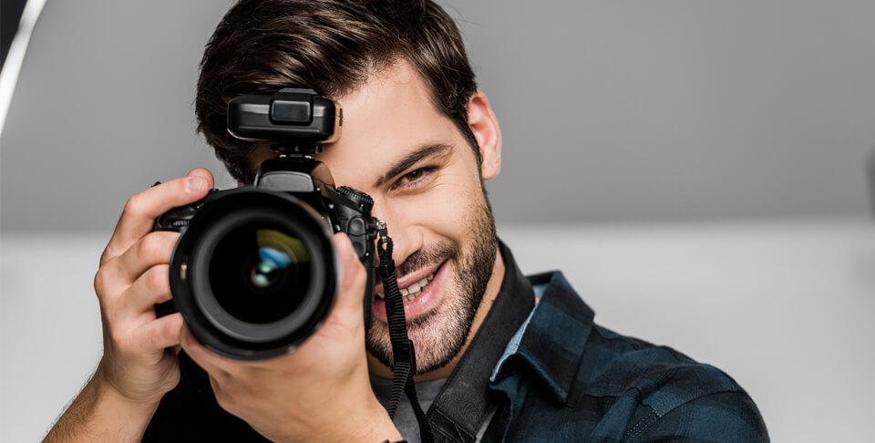 Mann mit Kamera - Objektiv-Reinigung im Detail – So hältst du deine Linsen sauber