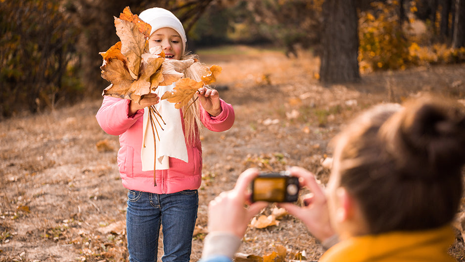 Mit Kindern lassen sich im Herbstwald kreative Fotos machen