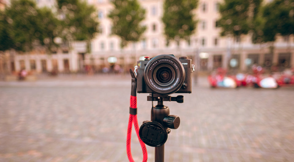 Kamera auf Stativ - Fokus & Co.: 13 Tipps für garantiert scharfe Bilder