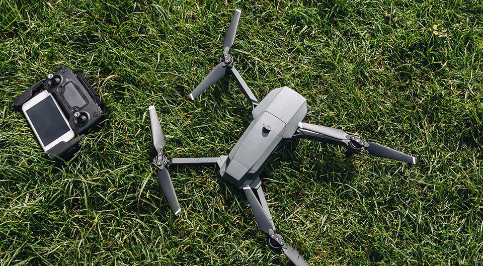 Wenn deine Drohne akkubetrieben ist, kann sie in der Regel mit ins Handgepäck