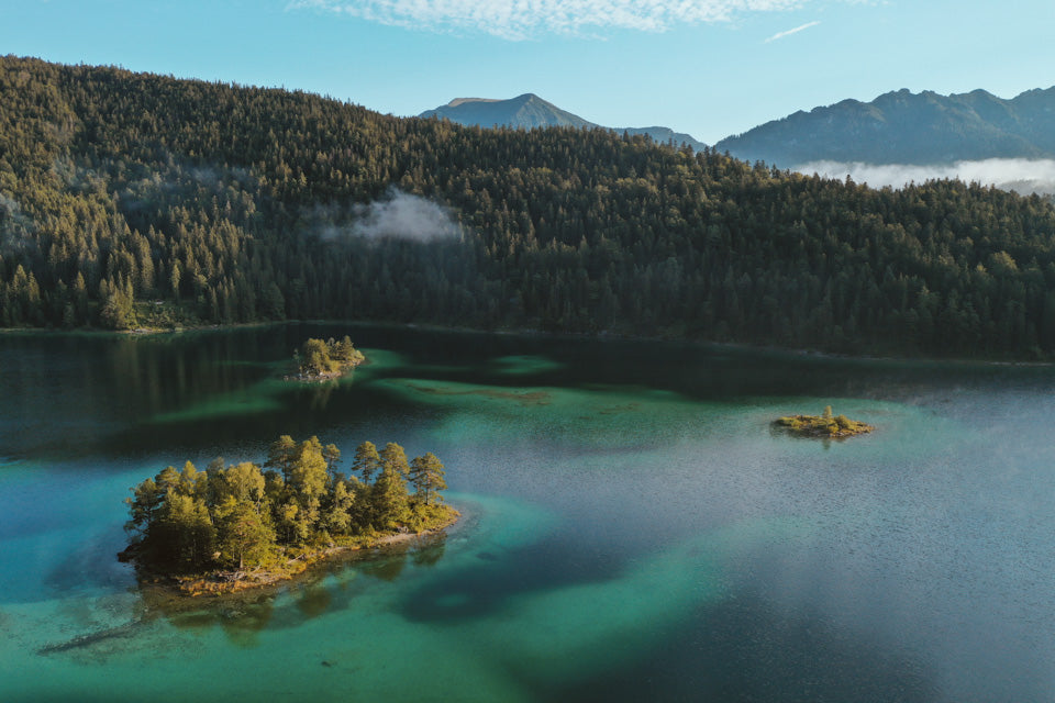 Mit der Drohne über dem Eibsee in Bayern