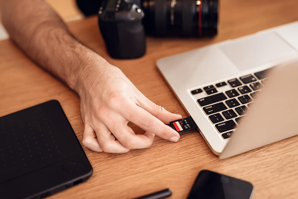 Fotos speichern unterwegs Urlaub Laptop Kamera Speicherkarte - 10 Fehler, die jeder Fotograf vermeiden sollte