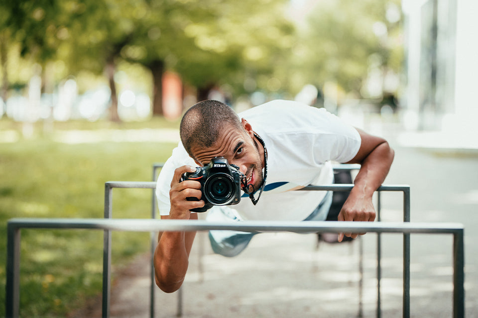 Junger Mann Kameragurt Reisen 2 - Kameraversicherung: So bist du bei Beschädigung & Diebstahl abgesichert