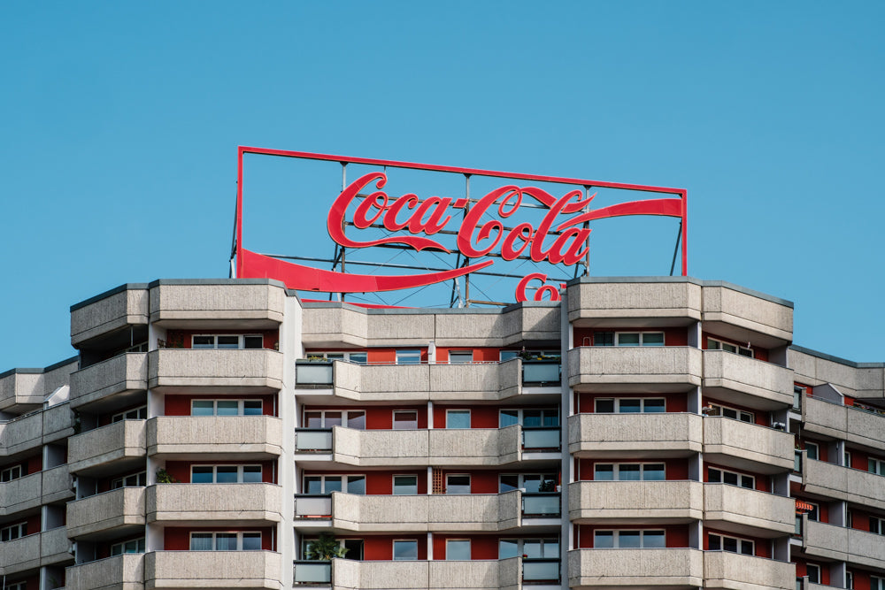 Beste Fotospots Berlin: Die roten Buchstaben des Coca-Cola-Schriftzuges auf dem Dach des Spittelecks