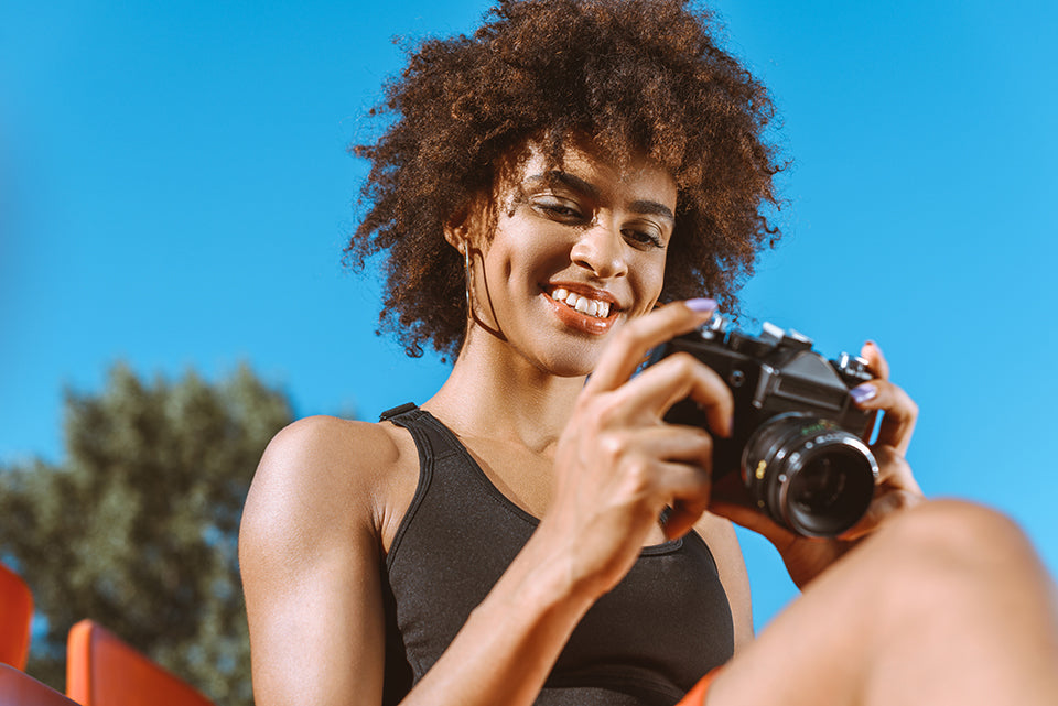 Frau Kamera 2 - Kamera kaufen: Darauf solltest du achten