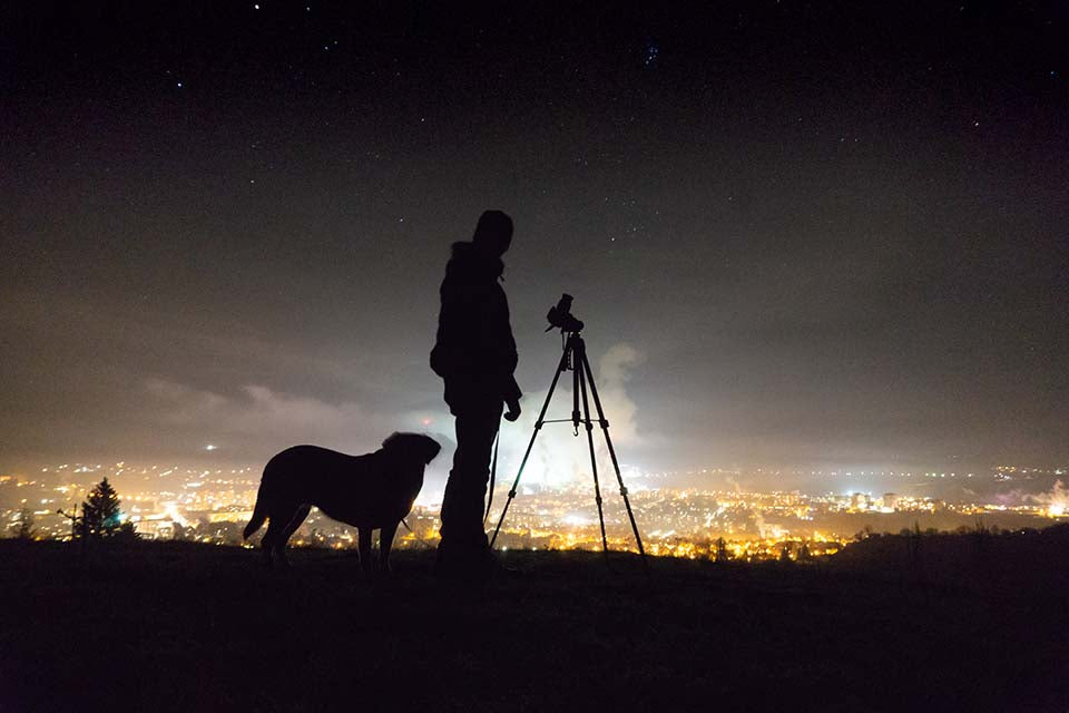 Fotograf Silhouette Nachtfotografie Staiv - Nachtfotografie: Ausrüstung, Einstellungen & Profi-Tipps