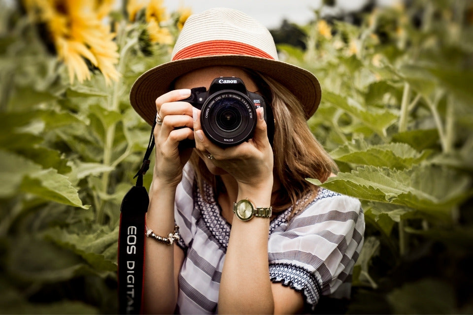 Junge Frau Canon Kamera - Fotoquiz: Wie viel weißt du über Fotografie?