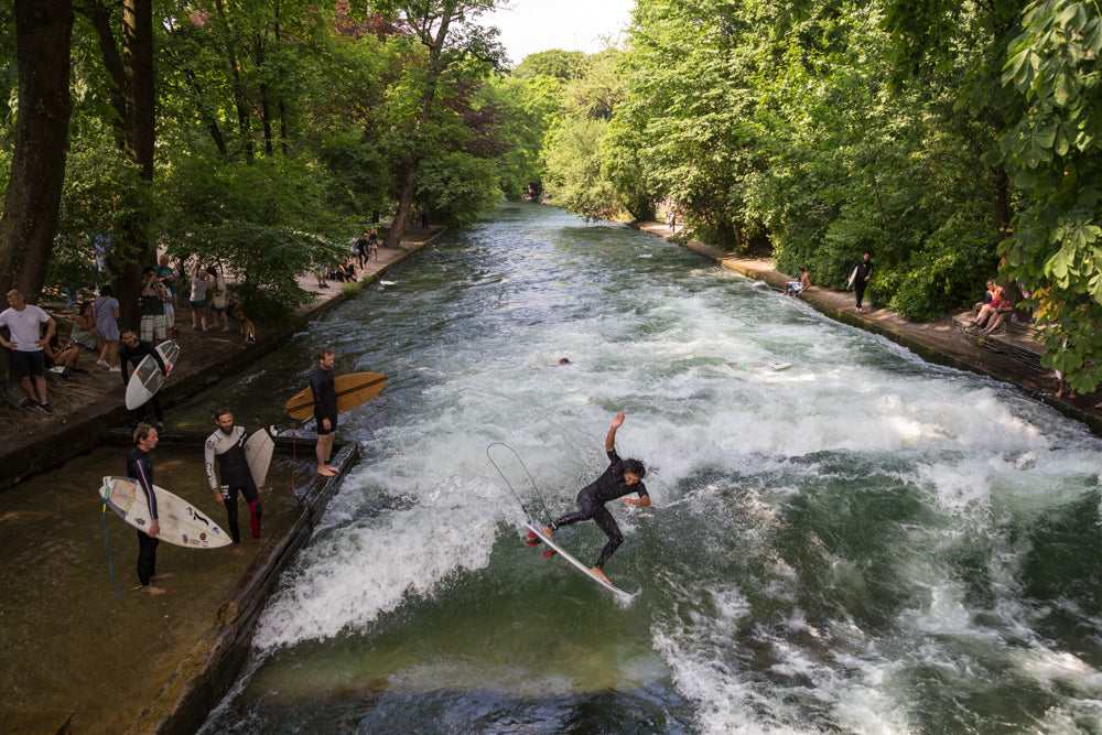 Dieser Münchner Fotospot ist vor allem wegen der Surfer beliebt, die auf dem Fluss ihre Skills trainieren